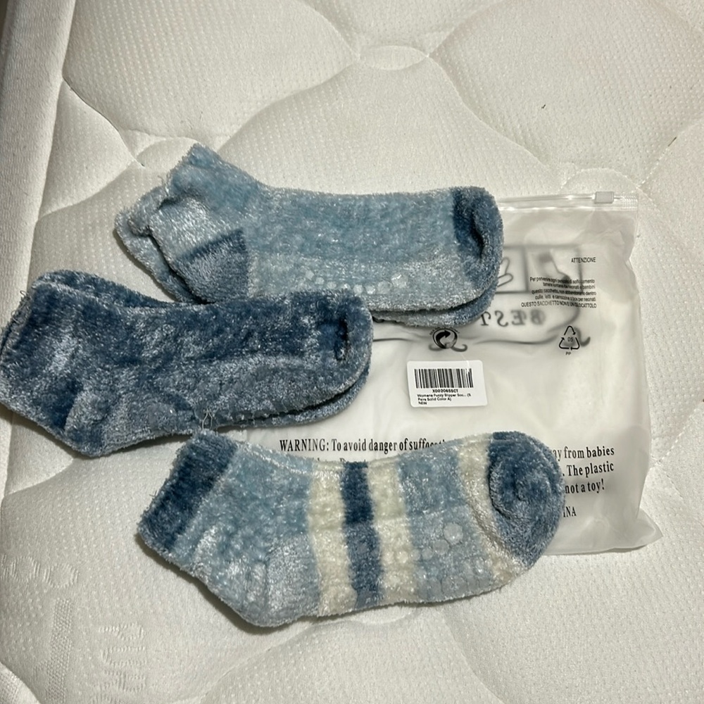 3 Pairs Dr Scholls Fuzzy Gripper Socks Blue And White